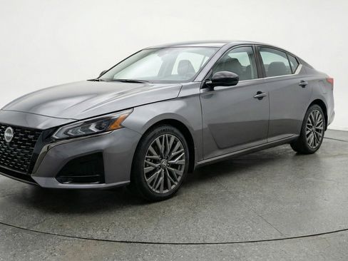 Used 2025 Nissan Altima 2.5 SV FWD image 3