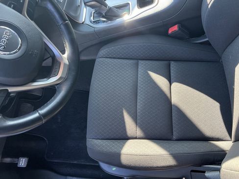 Used 2019 Jeep Grand Cherokee Laredo image 16