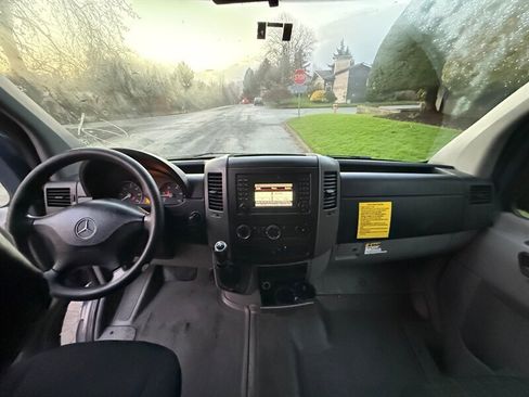Used 2018 Mercedes-Benz Sprinter 2500 image 11
