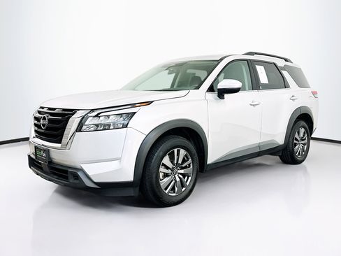 Used 2025 Nissan Pathfinder SV AWD/4WD image 3