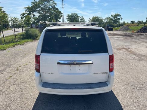 Used 2009 Chrysler Town & Country Touring FWD image 4