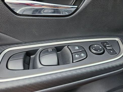 New 2025 Nissan Versa SR w/ Trunk Package image 12