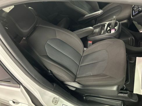 Used 2023 Chrysler Pacifica Touring image 26