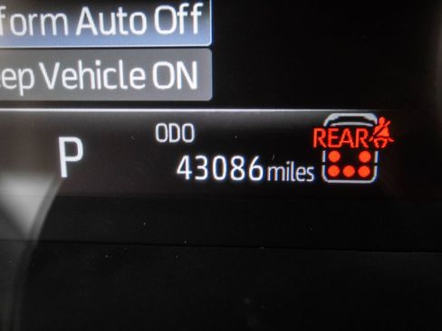 Used 2024 Toyota Highlander XLE FWD image 23