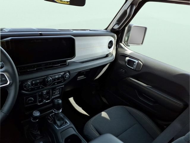 Used 2025 Jeep Wrangler Unlimited Sahara AWD/4WD image 18