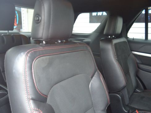 Used 2018 Ford Explorer XLT w/ Equipment Group 202A FWD image 25