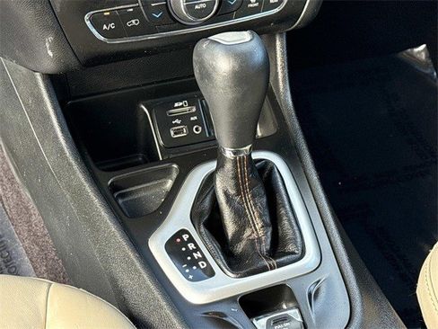 Used 2017 Jeep Cherokee Limited image 22