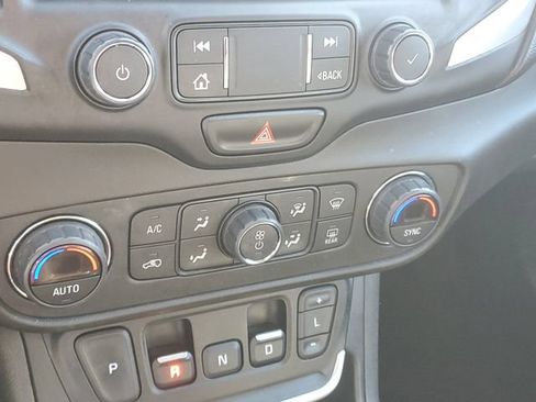 Certified 2021 GMC Terrain SLT w/ Infotainment Package II AWD/4WD image 29