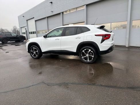 Used 2025 Chevrolet Trax RS w/ Sunroof Package image 13