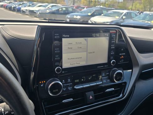 Used 2022 Toyota Highlander XLE AWD/4WD image 22