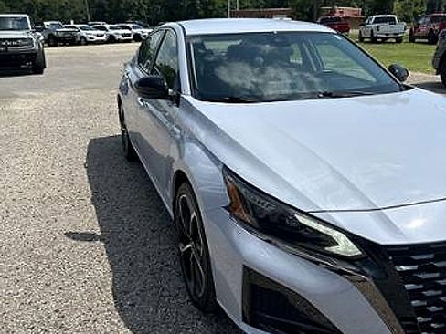 Used 2024 Nissan Altima 2.5 SR image 3