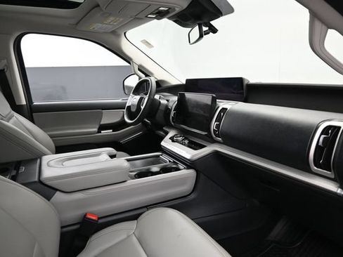 Certified 2025 Ford Expedition Active AWD/4WD image 34