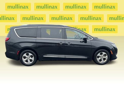 Used 2017 Chrysler Pacifica Touring-L Plus image 2
