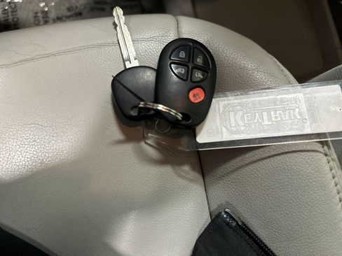 Used 2013 Toyota Sienna XLE image 37