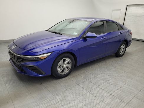 Used 2024 Hyundai Elantra SE FWD image 2
