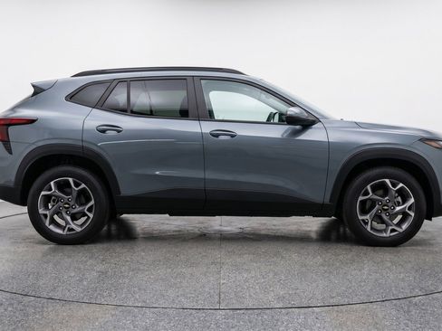 Used 2025 Chevrolet Trax LT FWD image 11