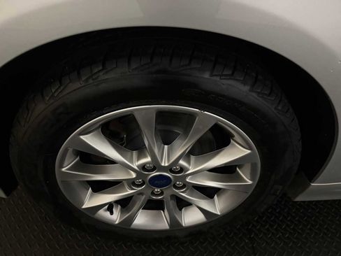Used 2017 Ford Fusion SE w/ Fusion SE Technology Package image 13