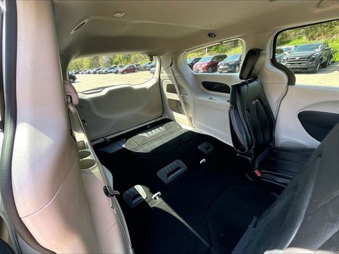 Used 2023 Chrysler Pacifica Touring-L FWD image 17