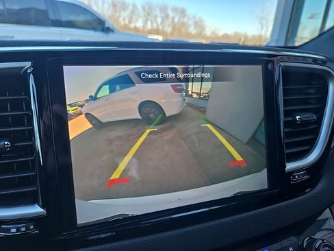 Used 2025 Chrysler Pacifica Select image 51