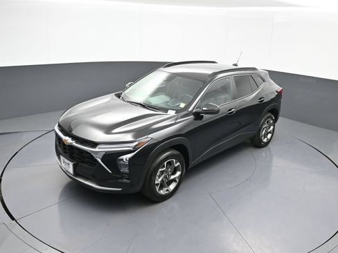 Used 2025 Chevrolet Trax LT w/ LT Convenience Package FWD image 32