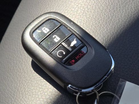 Used 2025 Honda Pilot TrailSport image 38