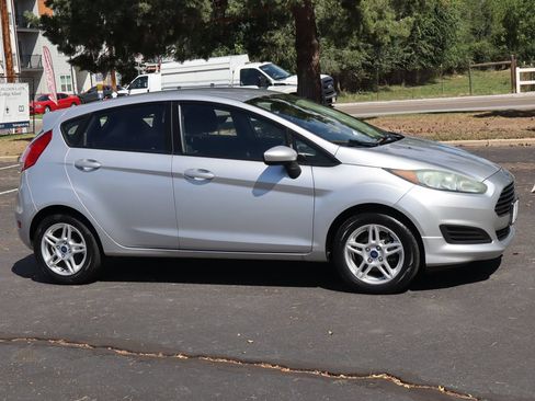 Used 2017 Ford Fiesta SE FWD image 2