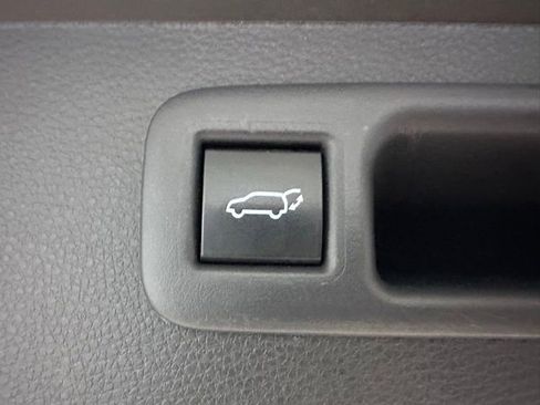 Used 2023 Toyota Highlander XLE AWD/4WD image 16
