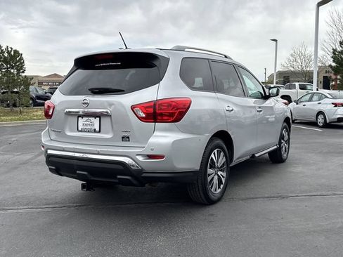 Used 2017 Nissan Pathfinder SV image 3