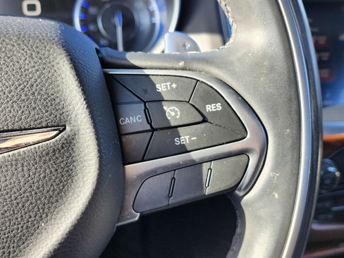 Used 2016 Chrysler 300 C Platinum image 37