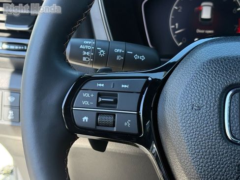 Used 2025 Honda Pilot TrailSport image 18