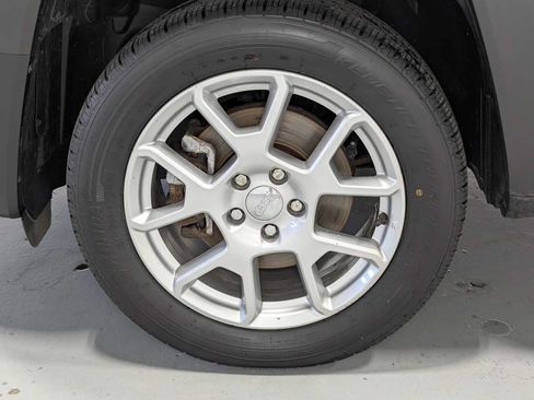 Used 2019 Jeep Renegade Latitude w/ Cold Weather Group AWD/4WD image 3