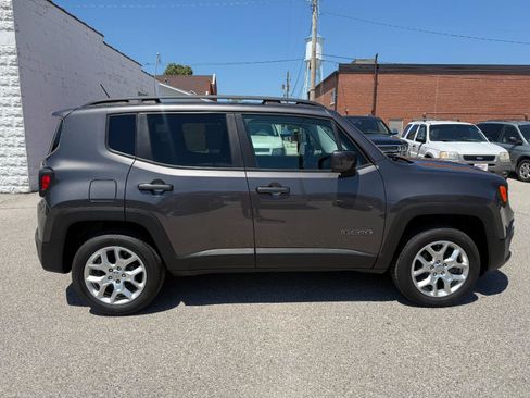 Used 2017 Jeep Renegade Latitude w/ Cold Weather Group AWD/4WD image 4