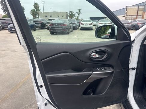 Used 2020 Jeep Cherokee Limited FWD image 11