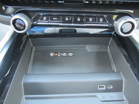 Used 2026 Chevrolet Suburban Premier AWD/4WD image 27