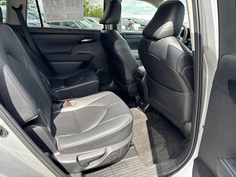 Used 2023 Toyota Highlander XLE AWD/4WD image 25
