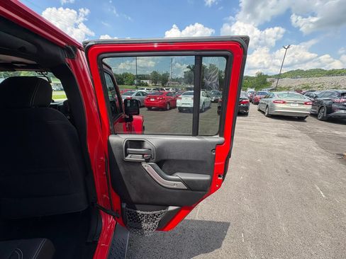 Used 2014 Jeep Wrangler Unlimited Sahara w/ Dual Top Group AWD/4WD image 32