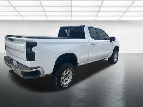 Used 2023 Chevrolet Silverado 1500 LT AWD/4WD image 3