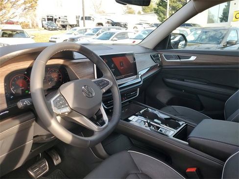 Certified 2025 Volkswagen Atlas SEL Premium R-Line image 18