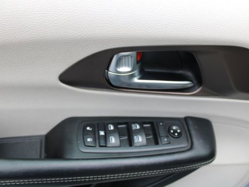 Used 2020 Chrysler Voyager LX FWD image 16