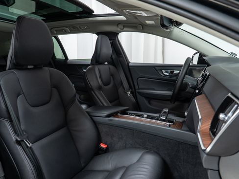 Used 2024 Volvo V60 B5 Cross Country Plus image 22