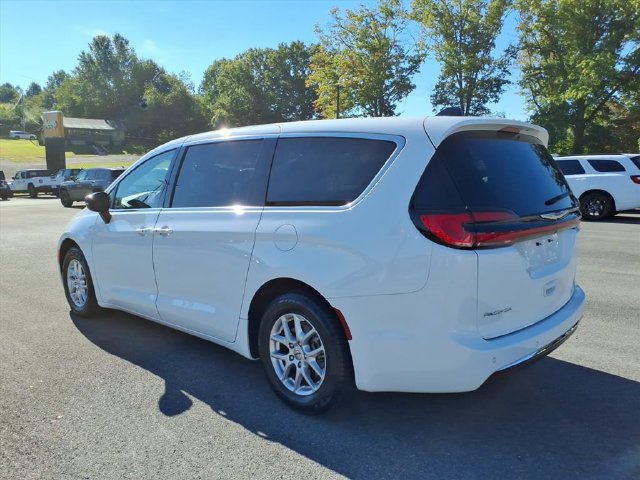 Used 2024 Chrysler Pacifica Touring-L FWD image 9