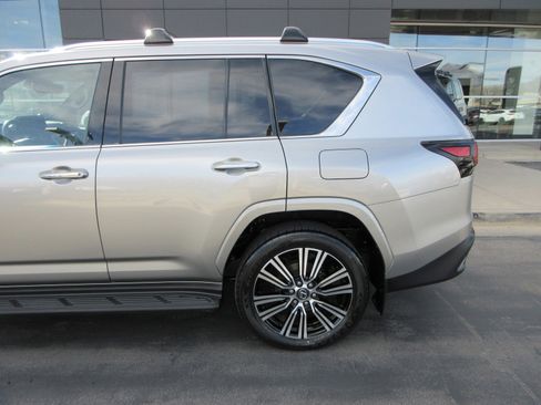 Used 2024 Lexus LX 600 4WD w/ Luxury Package image 4