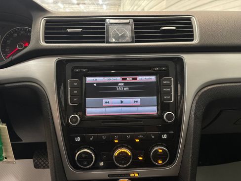 Used 2012 Volkswagen Passat 2.5 SE FWD image 16