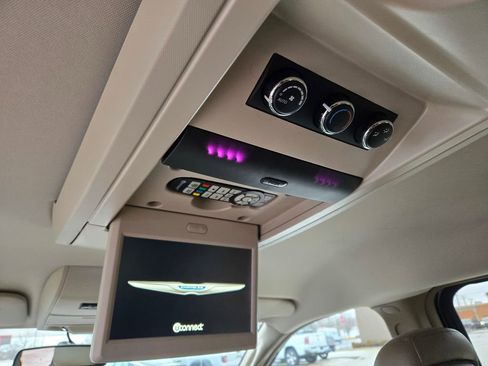 Used 2014 Chrysler Town & Country Touring image 25