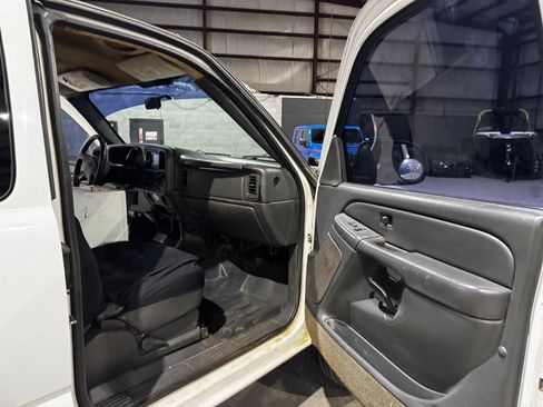 Used 2004 GMC Sierra 3500 W/T image 17