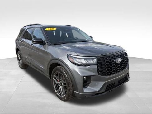 Used 2025 Ford Explorer ST-Line w/ Premium Package image 8
