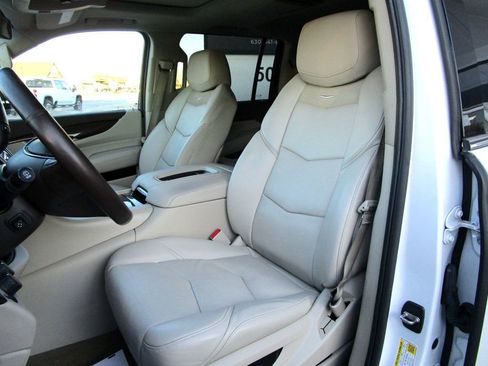 Used 2017 Cadillac Escalade ESV Luxury image 15