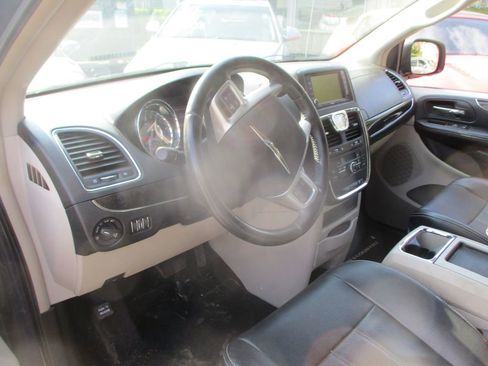 Used 2013 Chrysler Town & Country Touring image 5