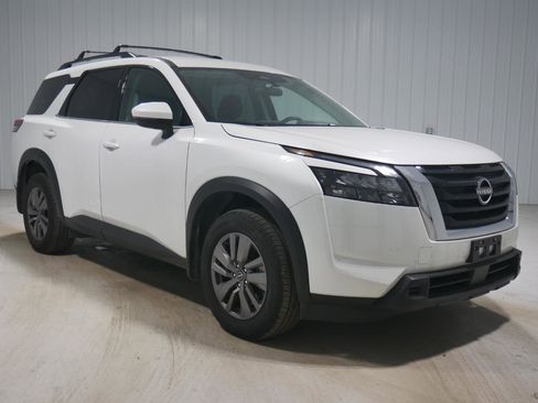 Used 2025 Nissan Pathfinder SV image 3