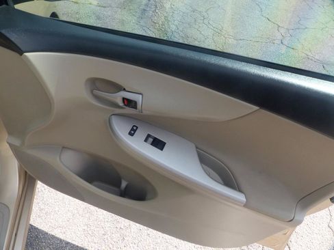 Used 2013 Toyota Corolla LE FWD image 16